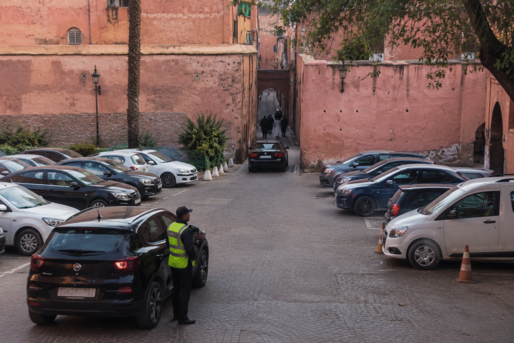 Parking surveillé près de Bab Doukkala, médina de Marrakech